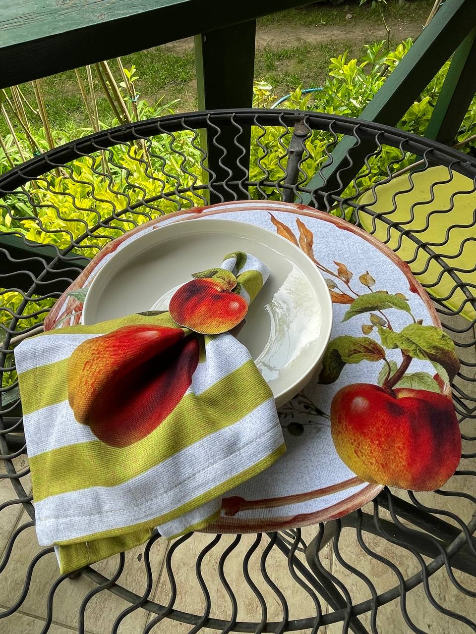 Set of 4 Apple Orchard Delight Placemat& Napkin and Napkin Ring Set- 3D-look print on high quality fabric
