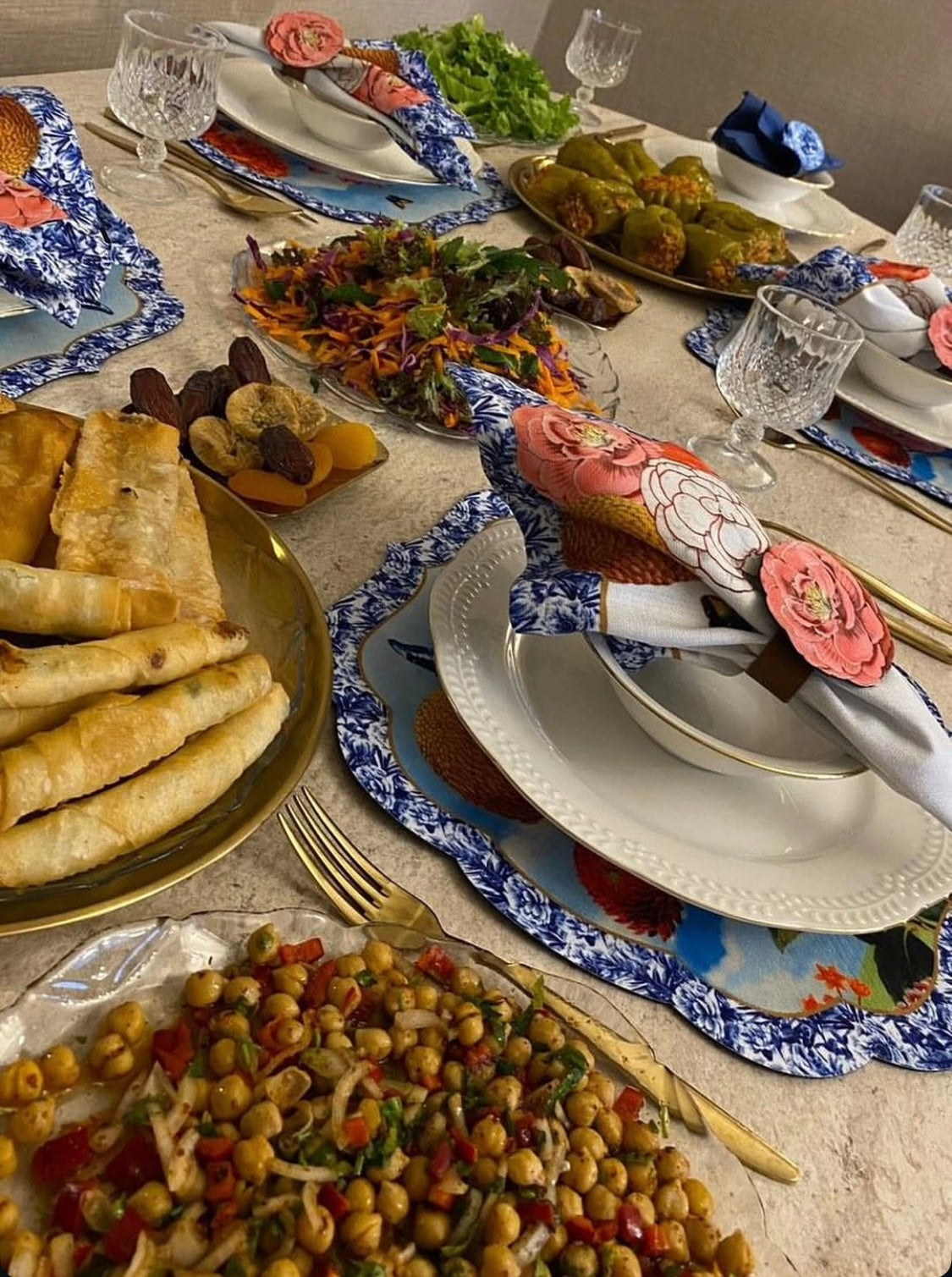Set of 4 Scalloped Blue Toile & Bloom Placemat, Napkin and Napkin Rings – 3D-look print on high quality fabric
